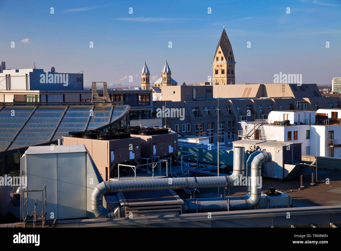 Dachlandschaft mit Türme der Basilika der Heiligen Apostel, Deutschland, Nordrhein-Westfalen, Rheinland, Köln Stockfoto