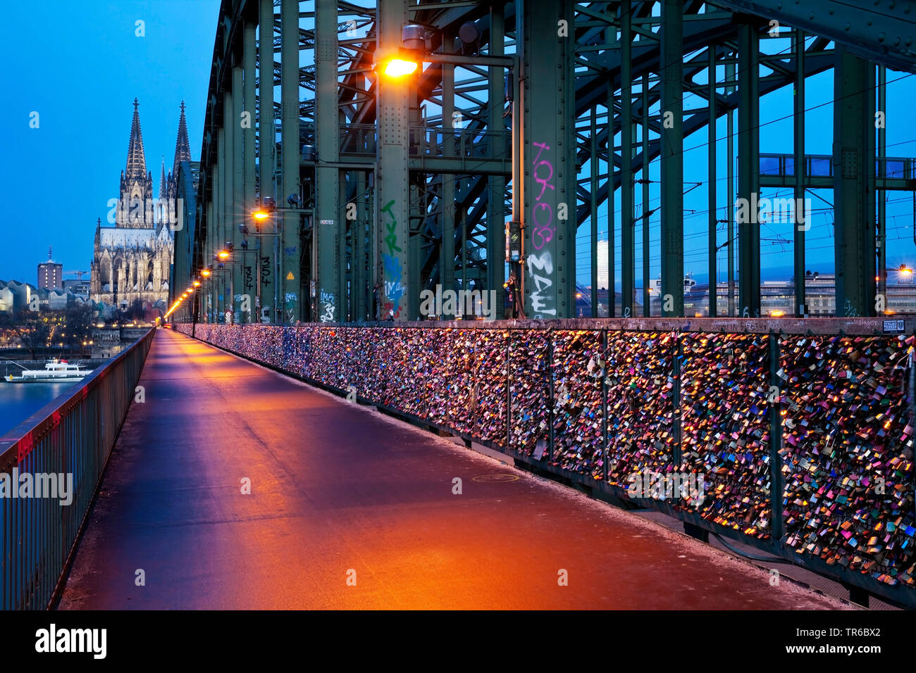 Hohenzollernbrücke mit Liebe Vorhängeschlösser, Köln Cathedra im Hintergrund am Abend, Deutschland, Nordrhein-Westfalen, Rheinland, Köln Stockfoto