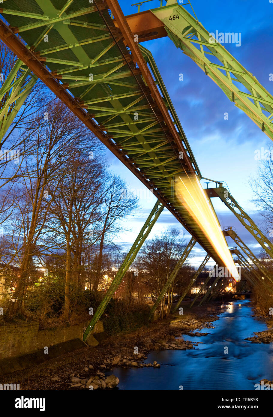 Beleuchtung der Wuppertaler Schwebebahn über der Wupper, Deutschland, Nordrhein-Westfalen, Bergisches Land, Wuppertal Stockfoto
