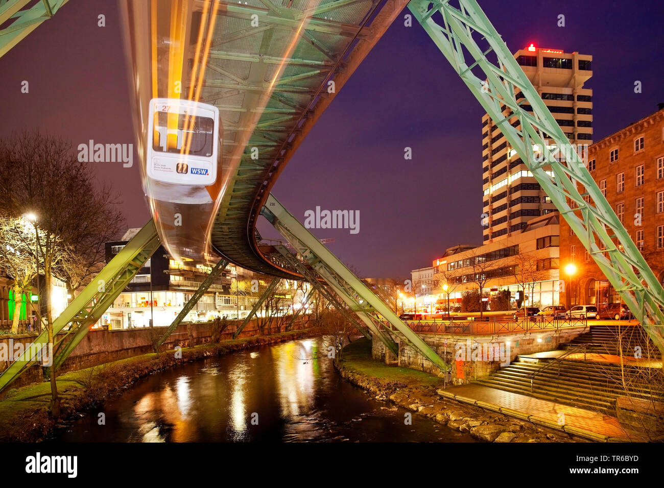 Wuppertaler Schwebebahn über die Wupper in der Nacht, Deutschland, Nordrhein-Westfalen, Bergisches Land, Wuppertal Stockfoto