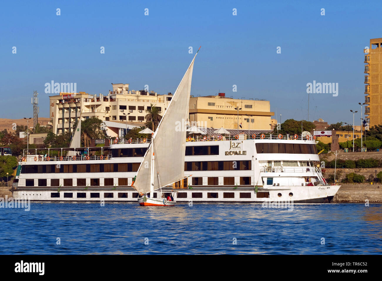 Felucca und Fahrgastschiff auf dem Nil, Ägypten, Felucca Stockfoto