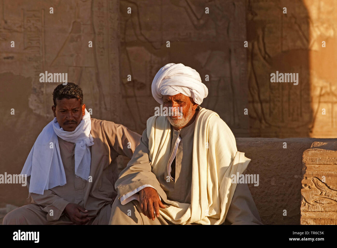 Zwei ägypter sitzen am Tempel von Kom Ombo, Ägypten, Kom Ombo Stockfoto