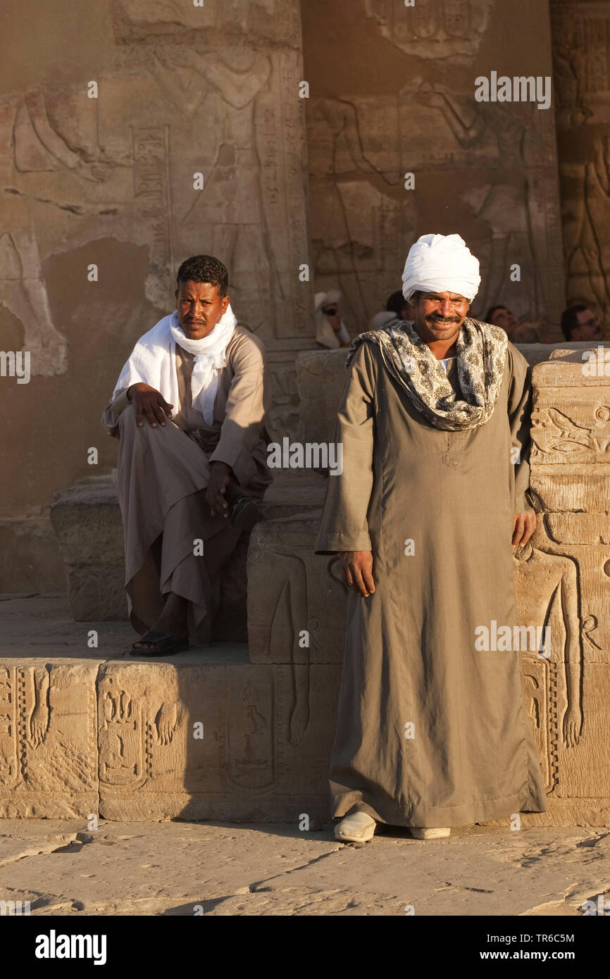 Zwei ägypter am Tempel von Kom Ombo, Ägypten, Kom Ombo Stockfoto