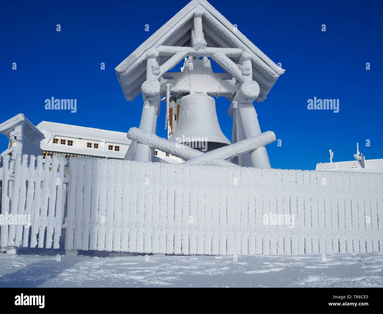 Friedensglocke auf dem Fichtelberg Gipfel im Winter, Deutschland, Sachsen, Erzgebirge, Oberwiesenthal Stockfoto