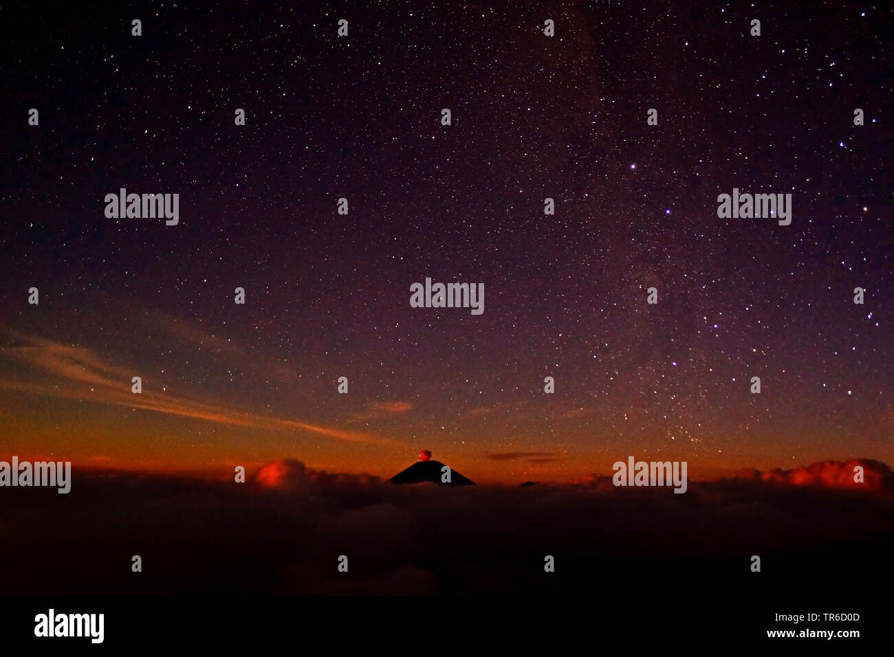 Stratovulkan Semeru am Sternenhimmel, Indonesien, Java, Bromo Tengger Semeru National Park Stockfoto