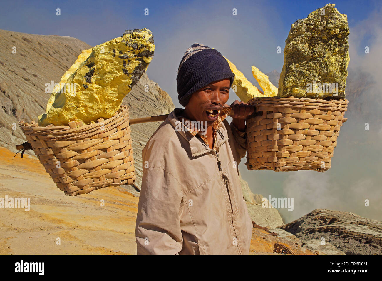 Arbeitnehmer, die Schwefel Felsen des Kawah Ijen, Indonesien, Java, Bromo Tengger Semeru National Park Stockfoto