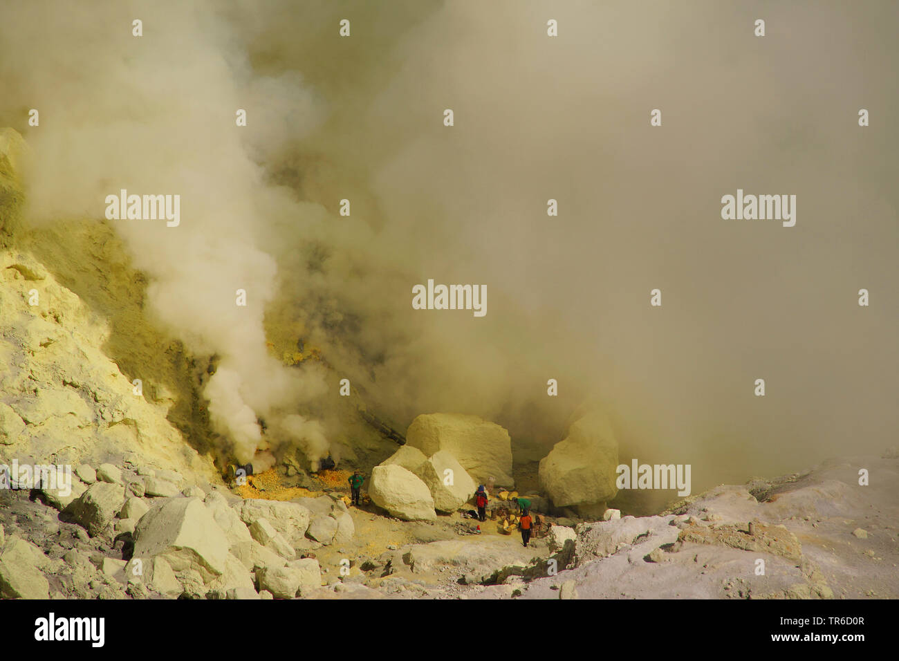 Schwefel Arbeitnehmer bei der Kawah Ijen, Indonesien, Java, Bromo Tengger Semeru National Park Stockfoto