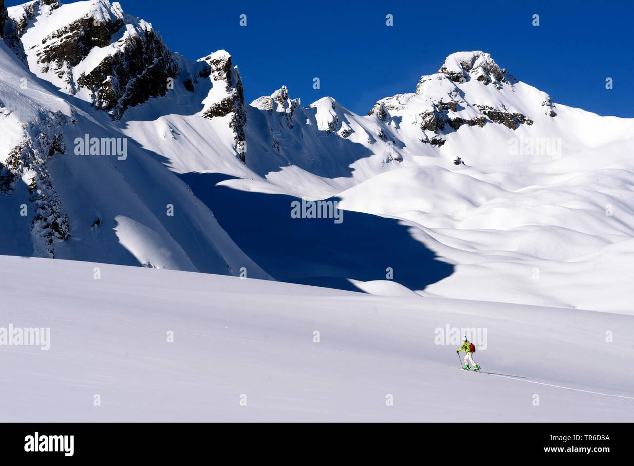 Skitourengeher in verschneite Berglandschaft, Mont Miravidi im Hintergrund, Frankreich, Savoie, La Rosiere Stockfoto