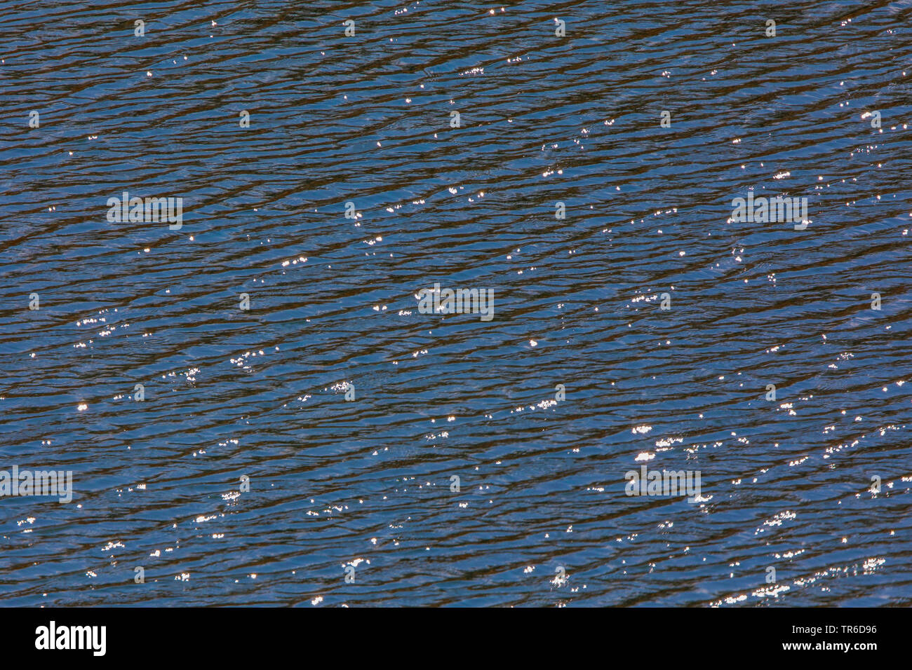 Dunkelblau Sonne und Wellen Reflexionen, Deutschland, Bayern, Chiemsee Stockfoto