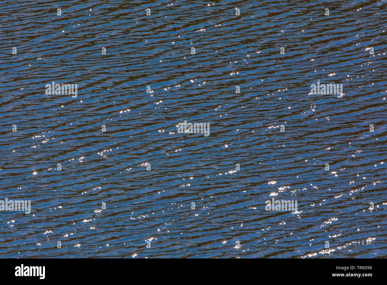 Dunkelblau Sonne und Wellen Reflexionen, Deutschland, Bayern, Chiemsee Stockfoto