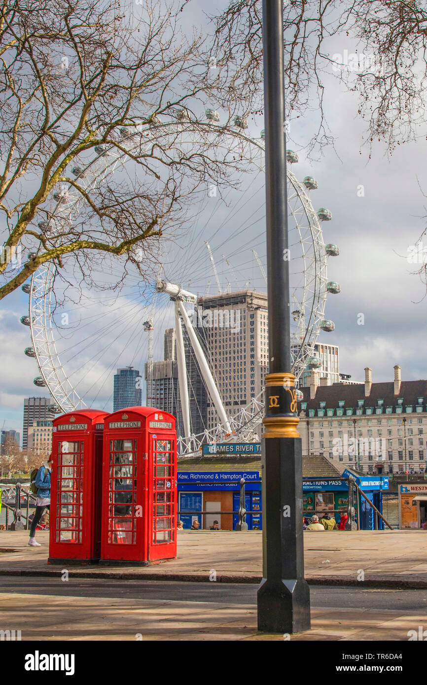 London Eye und roten Telefonzellen, Vereinigtes Königreich, England, London Stockfoto