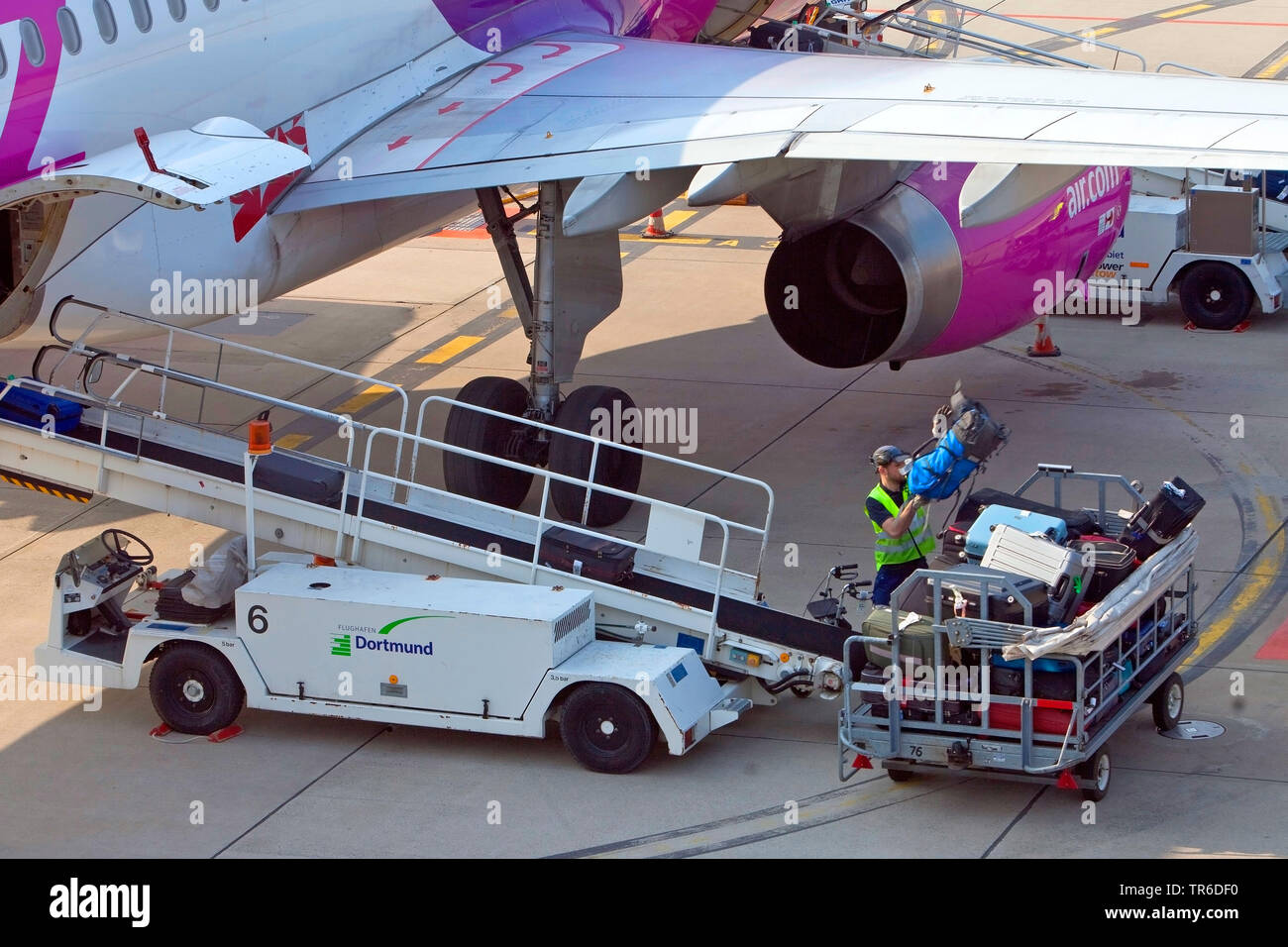 Gepäck abladen auf der Dortmund Airport 21, Deutschland, Nordrhein-Westfalen, Ruhrgebiet, Dortmund Stockfoto