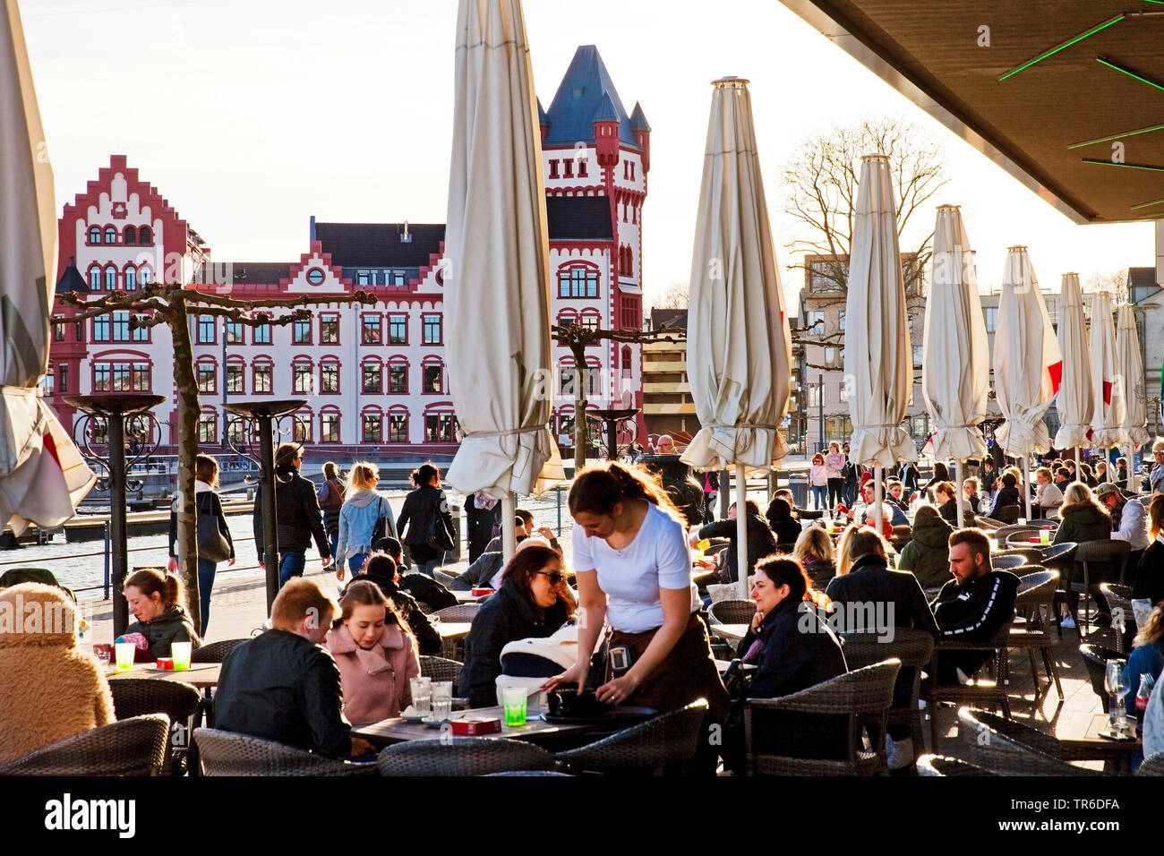 Sidewalk Cafe und Hoerder Burg am See Phoenix, Deutschland, Nordrhein-Westfalen, Ruhrgebiet, Dortmund Stockfoto