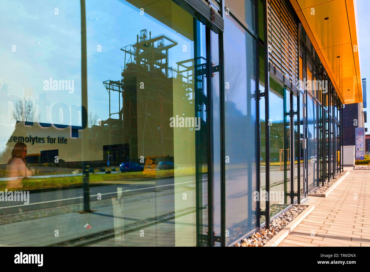 Industrieanlagen Phoenix West reflektiert in der Glasfassade der Bitop, Deutschland, Nordrhein-Westfalen, Ruhrgebiet, Dortmund Stockfoto
