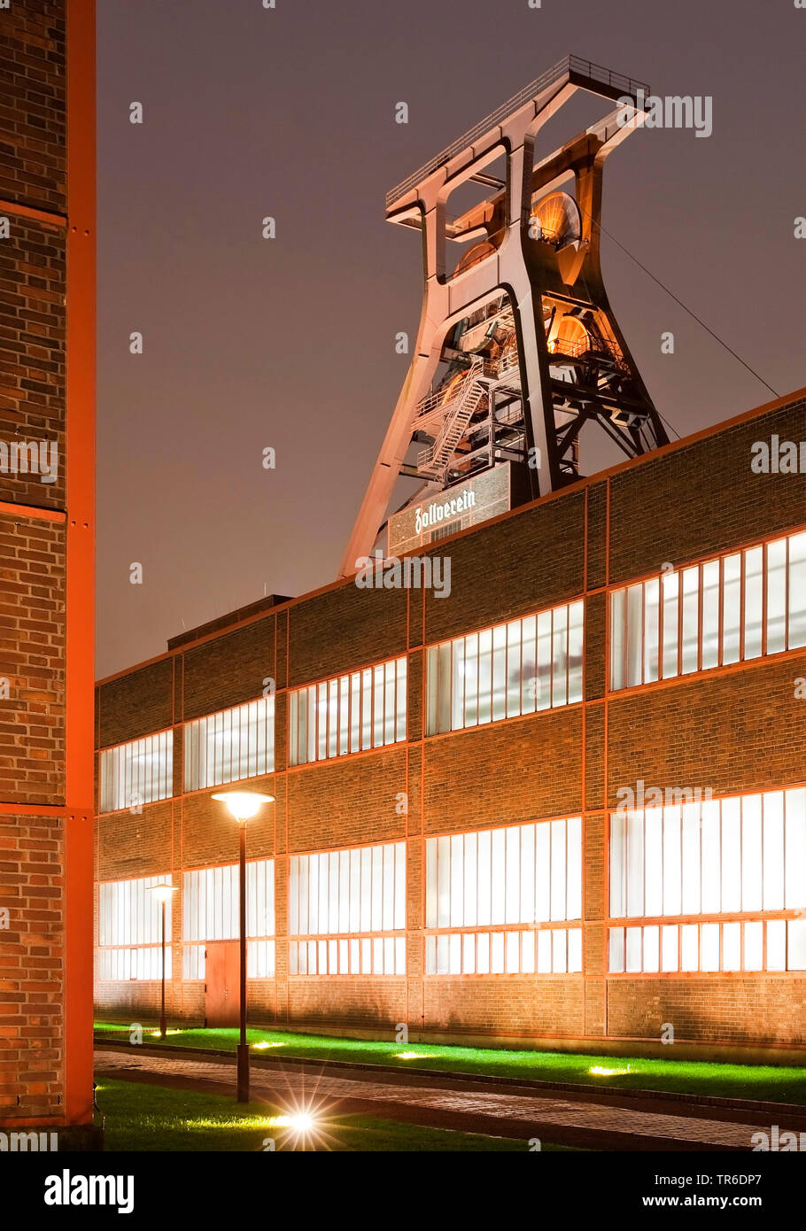 Zeche Zollverein Schacht XII mit Kopf Gang am Abend, Deutschland, Nordrhein-Westfalen, Ruhrgebiet, Essen Stockfoto