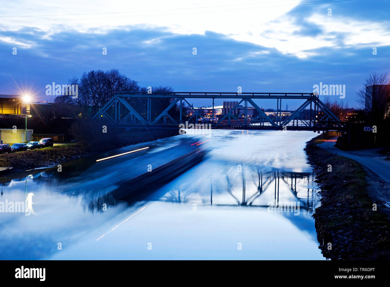 Frachtschiff auf Rhein-herne-Kanal in den Abend in Baukau im Winter, Deutschland, Nordrhein-Westfalen, Ruhrgebiet, Herne Stockfoto