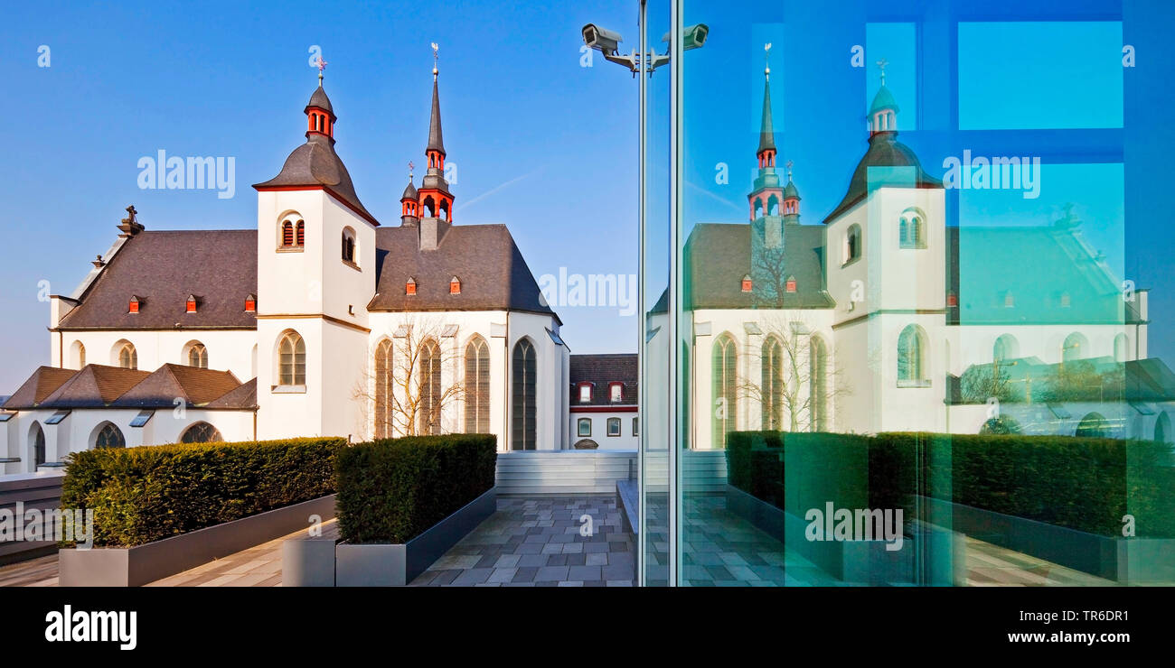 Kirche Alt St. Heribert in Lanxess AG Hauptsitz, Deutschland, Nordrhein-Westfalen, Köln widerspiegelt Stockfoto