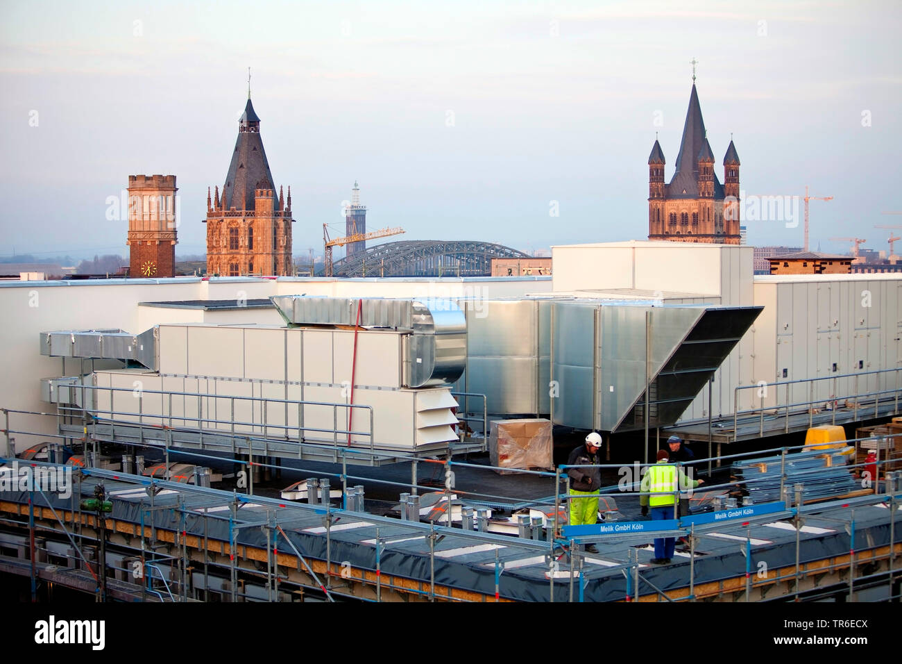 Dach Landschaft mit Lüftungsanlage, Haus Neuerburg und die Türme der Basilika der Heiligen Apostel, Deutschland, Nordrhein-Westfalen, Rheinland, Köln Stockfoto