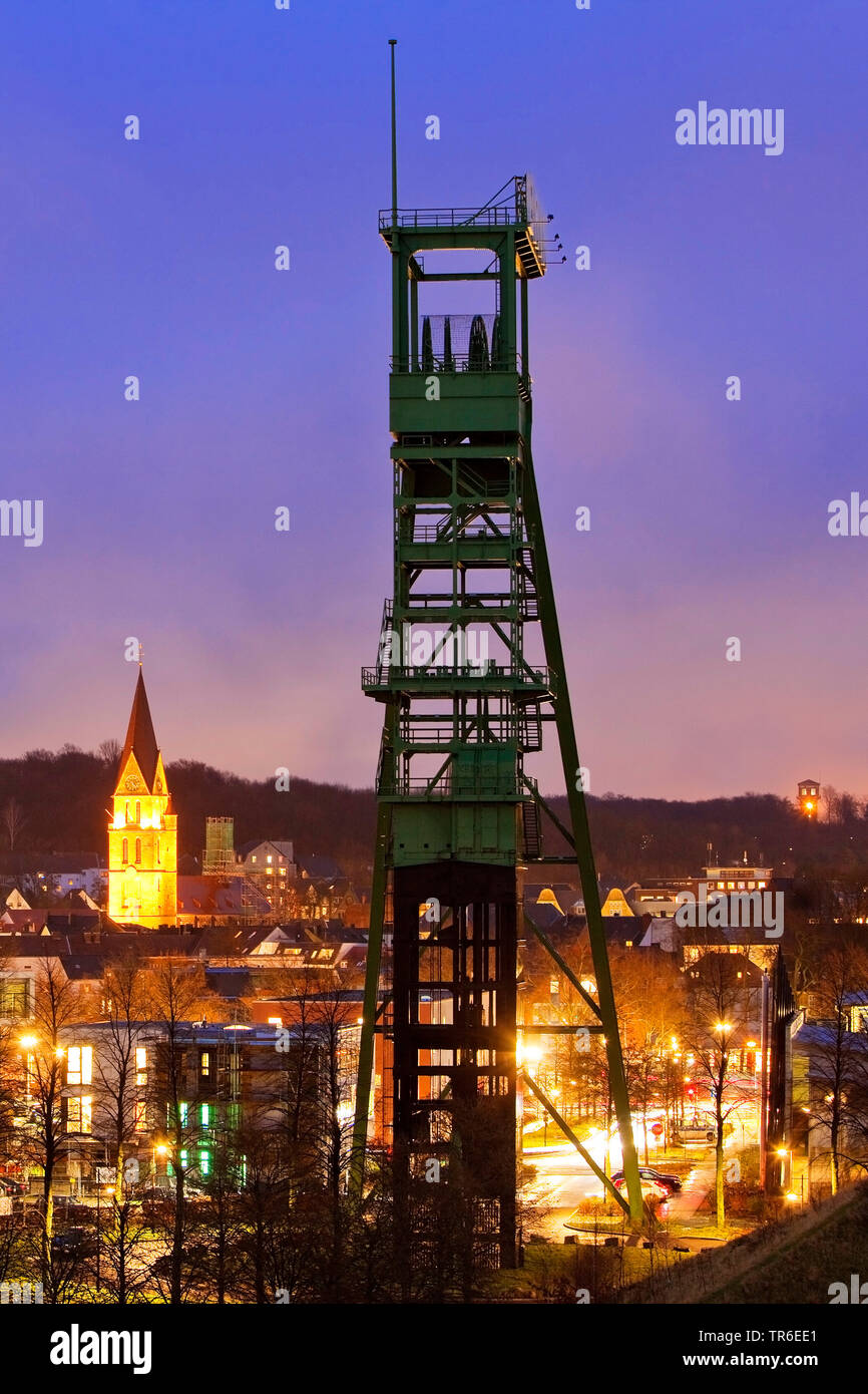 Erin Grube in der Nacht in Castrop-Rauxel, hammerhead Turm im Hintergrund, Deutschland, Nordrhein-Westfalen, Ruhrgebiet, Castrop-Rauxel Stockfoto