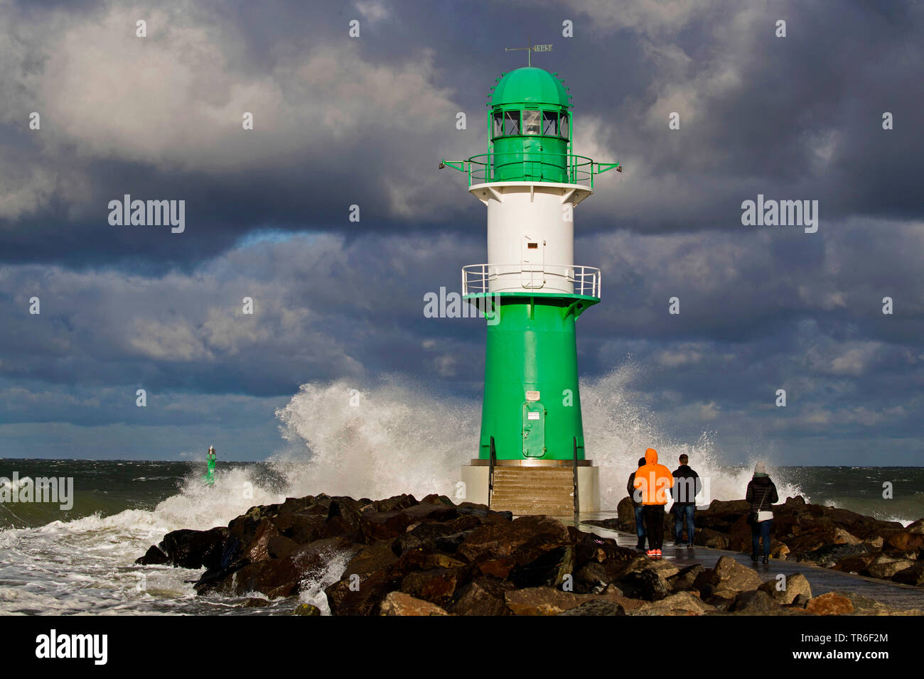 Leuchtturm auf der Mole West in stürmischen Gewässern, Deutschland, Mecklenburg-Vorpommern, Rostock Stockfoto