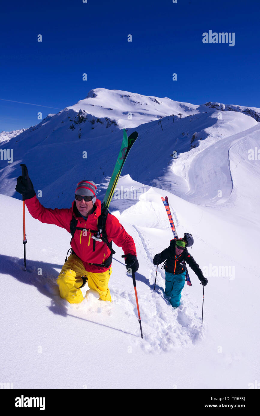 Skifahrer zu Fuß durch Pulverschnee auf dem Weg zum Berggipfel, Frankreich, Savoyen, Sainte Foy Tarentaise Stockfoto