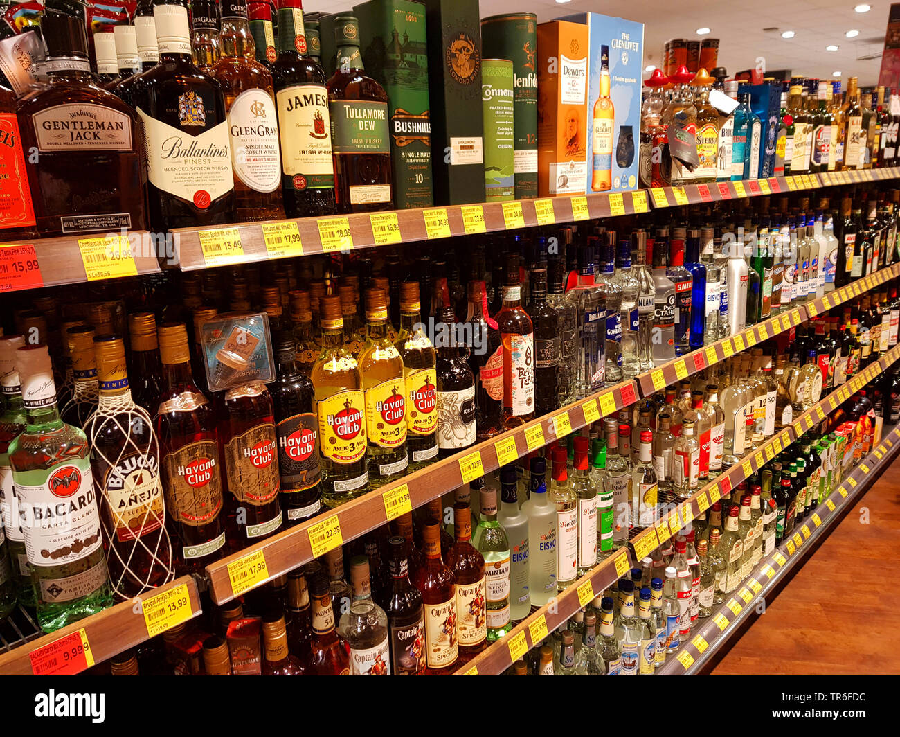 Alkoholische Getränke in ein Rack mit einem Supermarkt, Deutschland Stockfoto