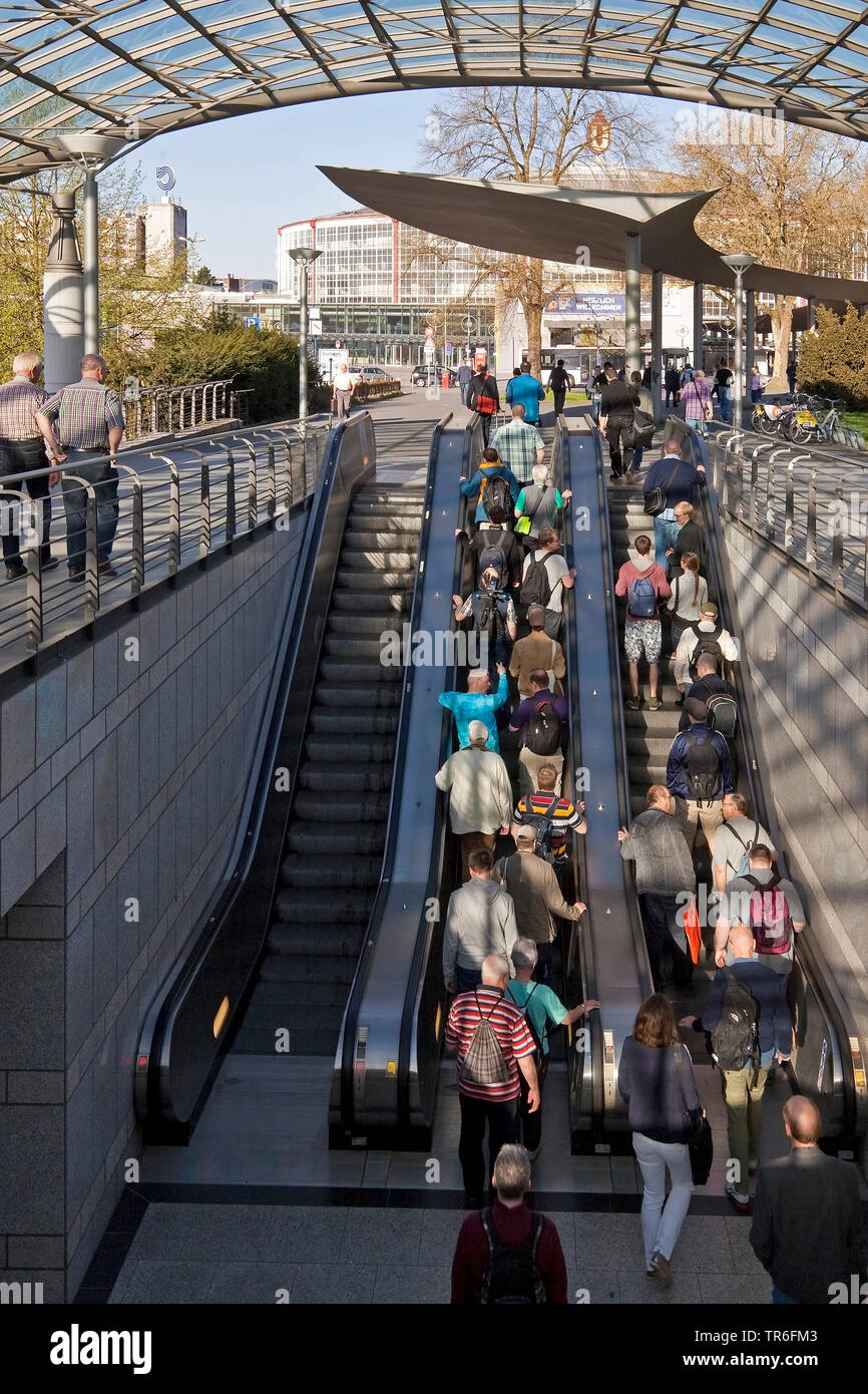 Die Leute werden von der U-Bahn-Station Westfalenhalle, Deutschland, Nordrhein-Westfalen, Ruhrgebiet, Dortmund Stockfoto