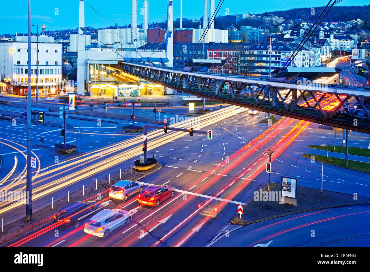 Wuppertaler Schwebebahn bei Alter Markt am Abend, Deutschland, Nordrhein-Westfalen, Bergisches Land, Wuppertal Stockfoto