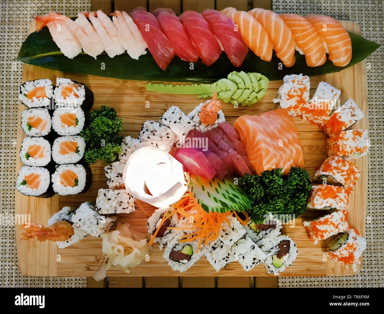 Sushi mit Sashima in einem Restaurant Stockfoto