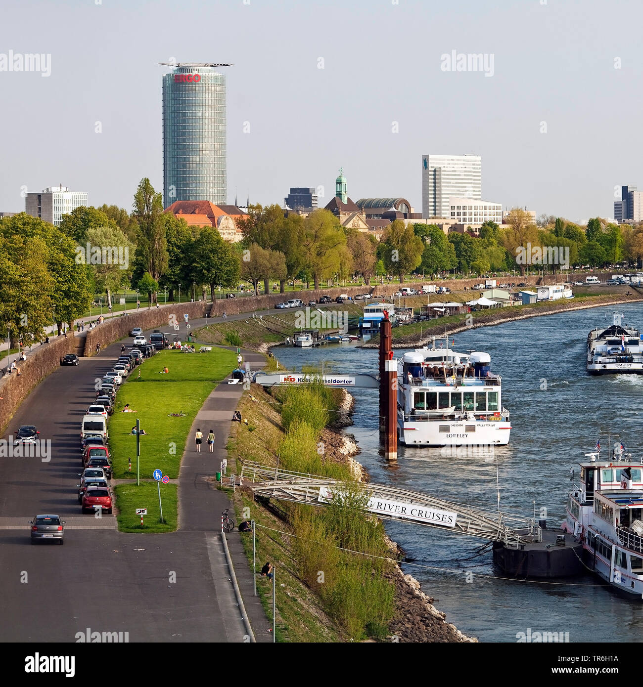 Rhein bei Golzheim, Ergo Turm im Hintergrund, Deutschland, Nordrhein-Westfalen, Niederrhein, Düsseldorf Stockfoto