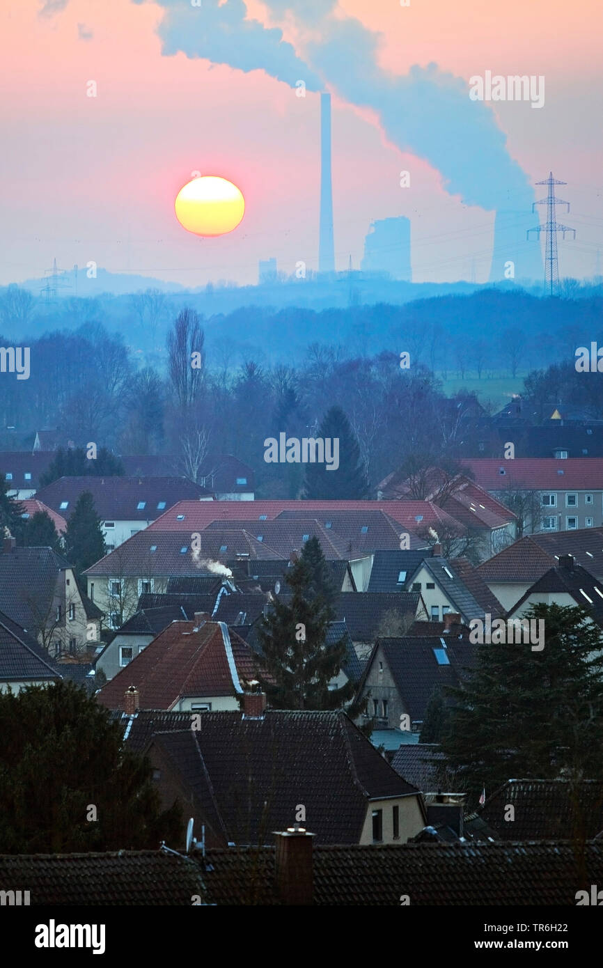 Wohngebiet und Bergkamen Power Station bei Sonnenuntergang, Deutschland, Nordrhein-Westfalen, Ruhrgebiet, Hamm Stockfoto