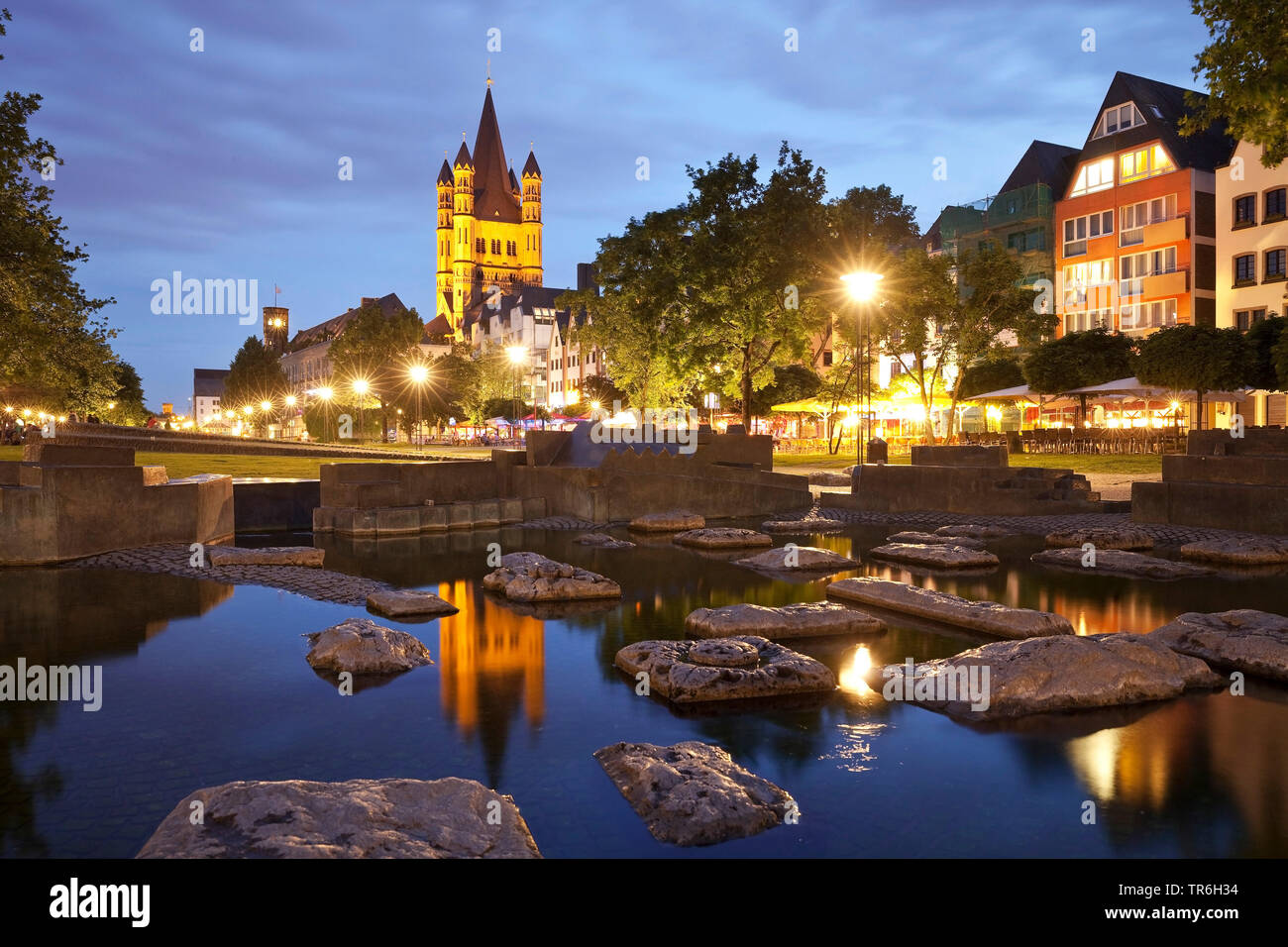 Beliebter park Rheingarten und Groß Sankt Martin am Abend, Deutschland, Nordrhein-Westfalen, Köln Stockfoto