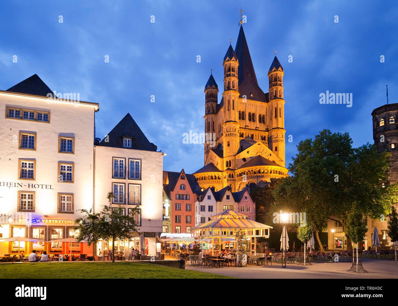 Groß St. Martin Kirche und Fischmarkt am Abend, Deutschland, Nordrhein-Westfalen, Köln Stockfoto