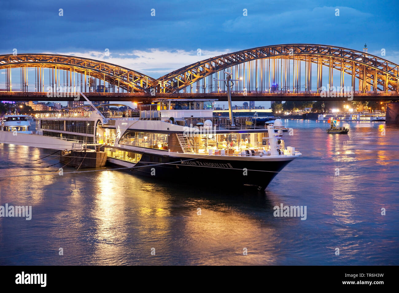 Schiffen auf Rhein und Hohenzollernbrücke am Abend, Deutschland, Nordrhein-Westfalen, Köln Stockfoto