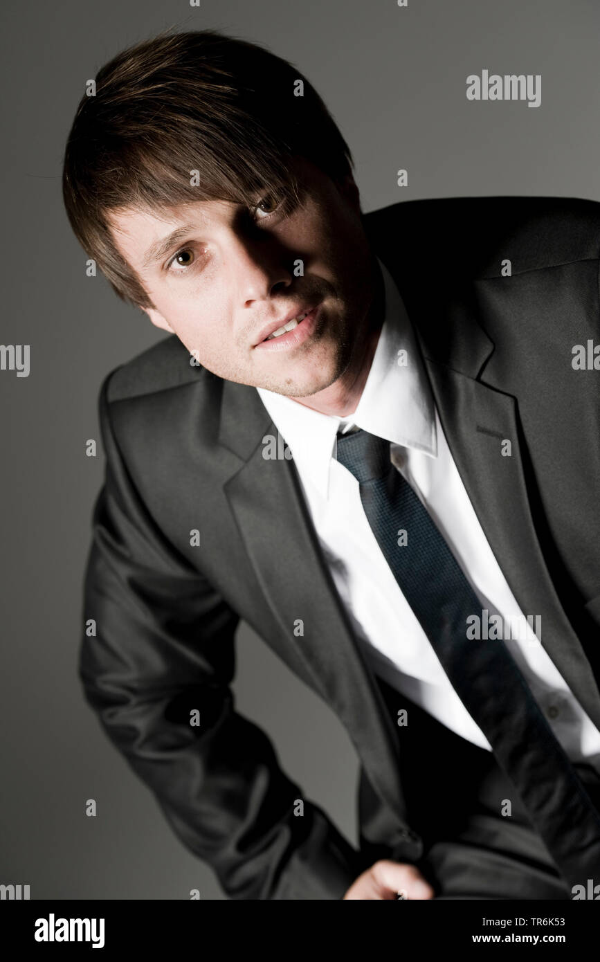 Junger Mann in Business Look Stockfoto