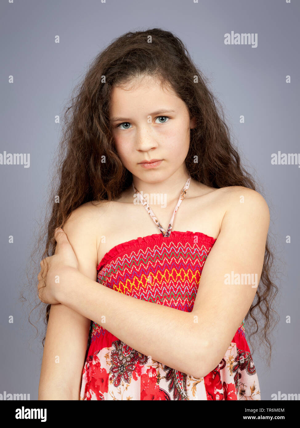 Junge schöne Mädchen im Sommerkleid Stockfoto