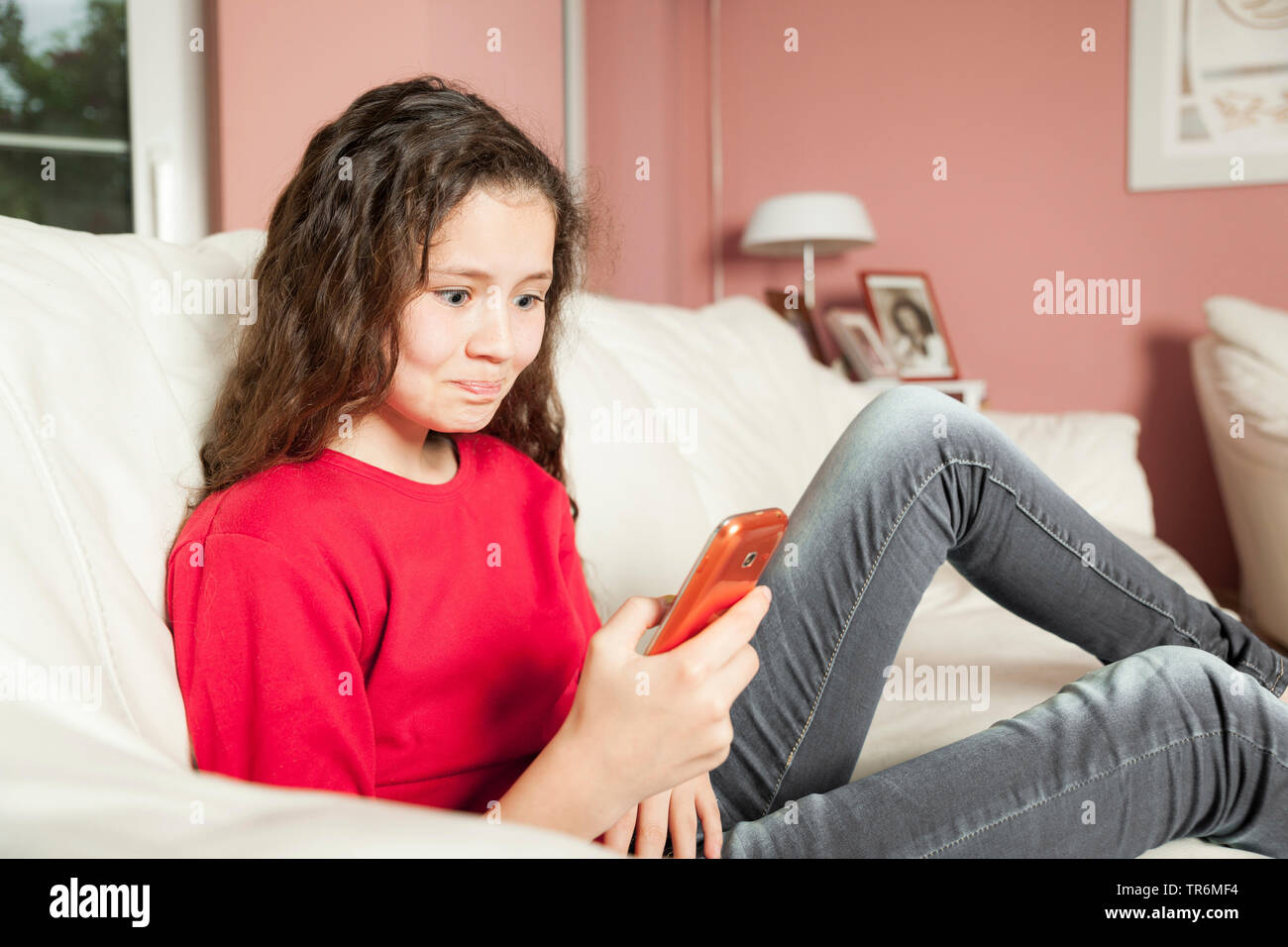 Zwei Hübsche Teens Amüsieren Sich Auf Dem Sofa Zwei Hübsche Teens Amüsieren Sich Auf Dem Sofa