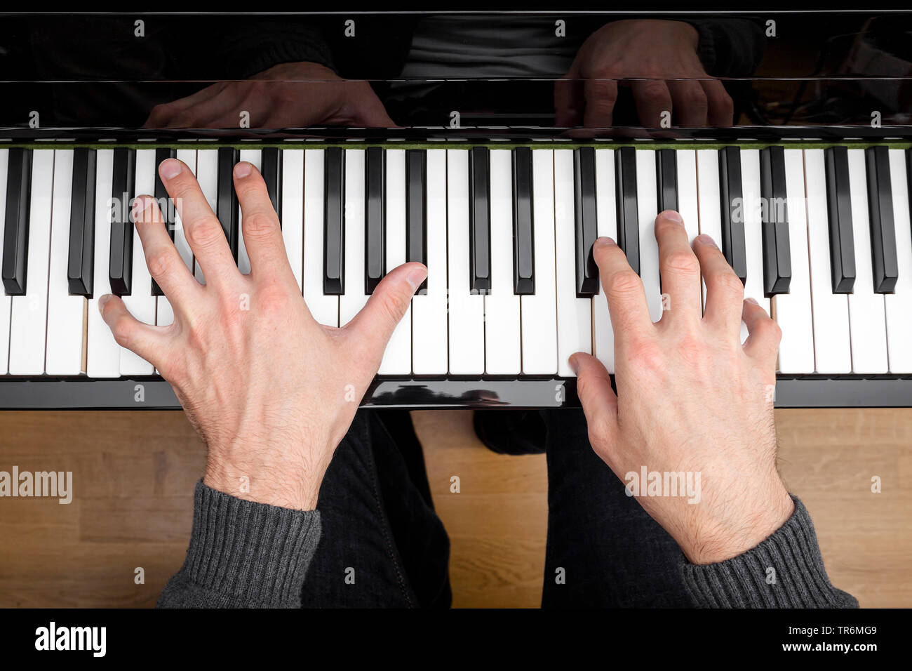 Mann spielt Klavier, Deutschland Stockfoto