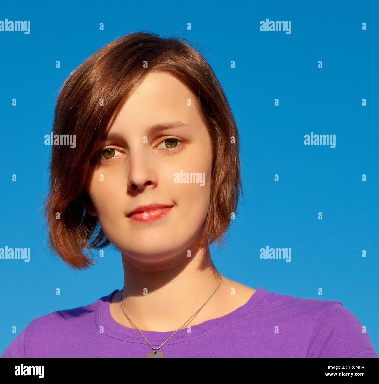 Porträt einer wunderschönen jugendlich Mädchen vor einem blauen Himmel, Deutschland Stockfoto