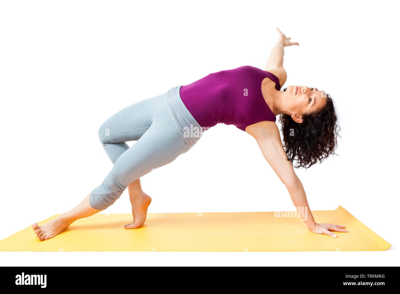Frau Yoga auf eine Yogamatte, Deutschland Stockfoto