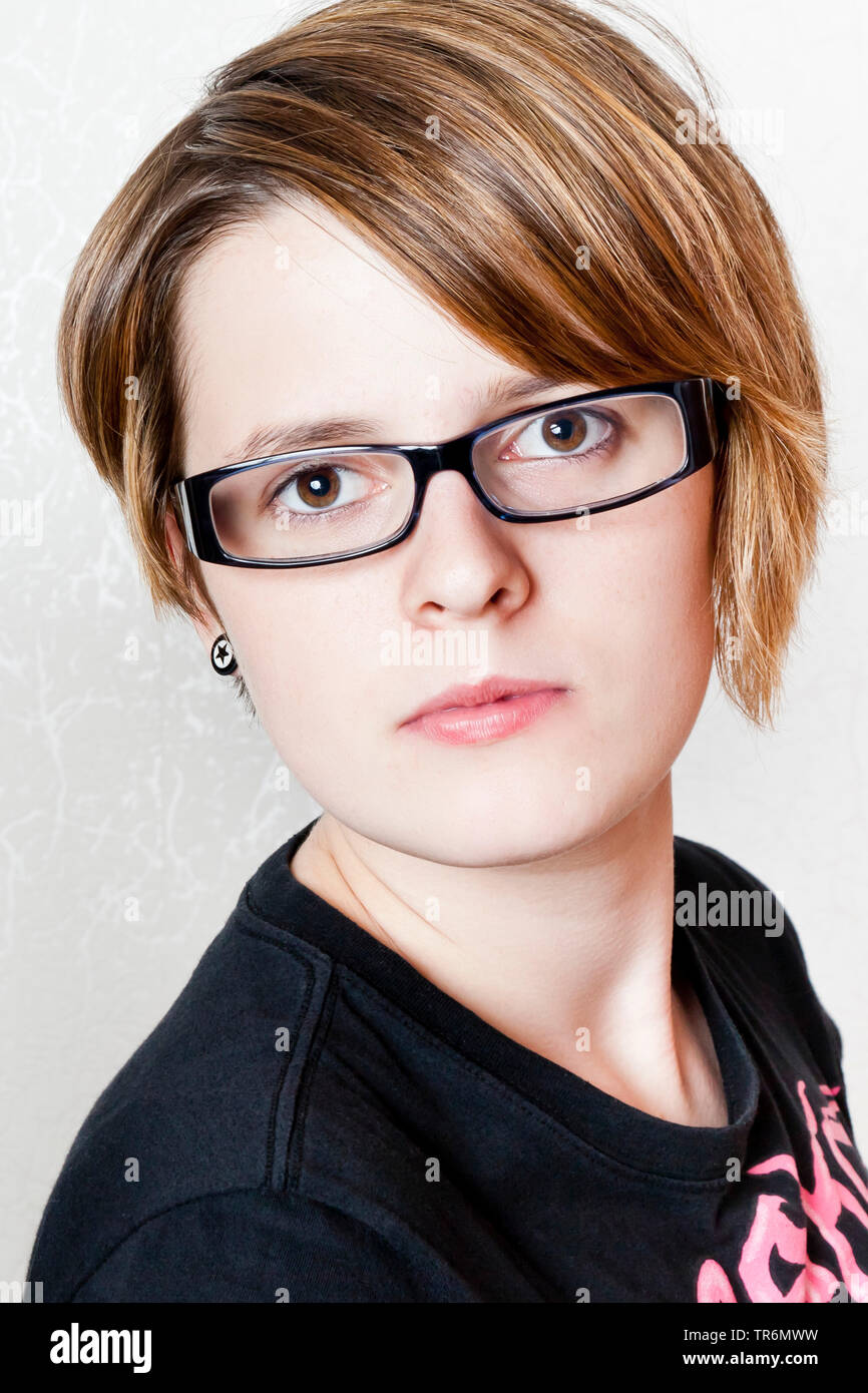 Porträt einer wunderschönen jugendlich Mädchen mit Brille, Deutschland Stockfoto