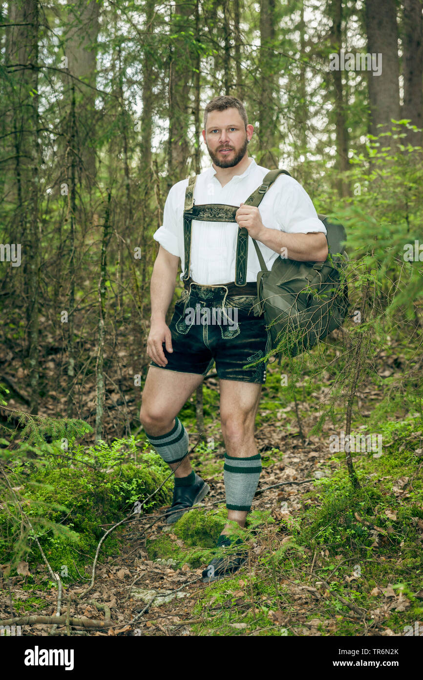Junger Mann mit bayerische Lederhose wandern im Wald, Deutschland, Bayern  Stockfotografie - Alamy