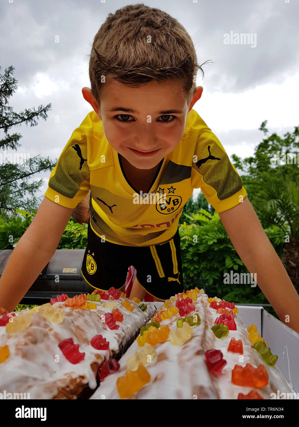 Kleiner Junge im BVB-Trikot mit seiner Geburtstagstorte Stockfoto