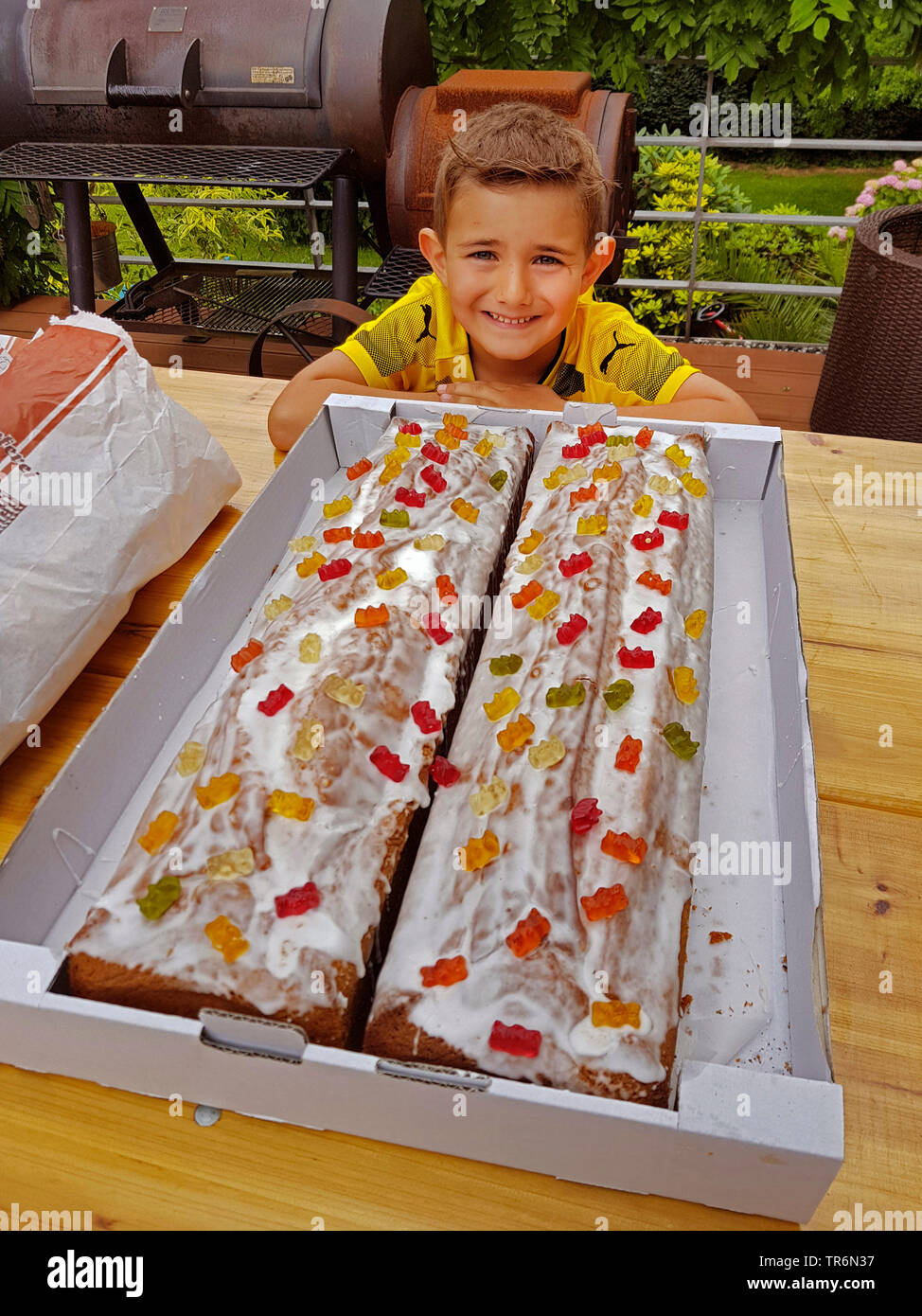 Kleiner Junge im BVB-Trikot mit seiner Geburtstagstorte Stockfoto