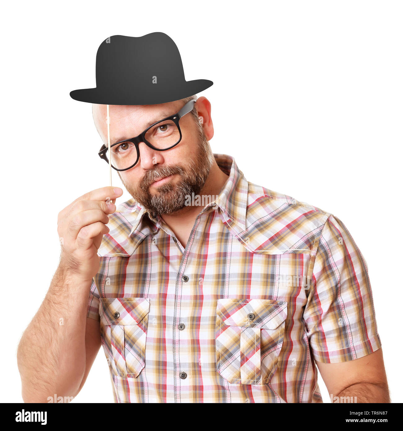 Älterer Mann mit kariertem Hemd und Papier billycock Hut, Deutschland Stockfoto