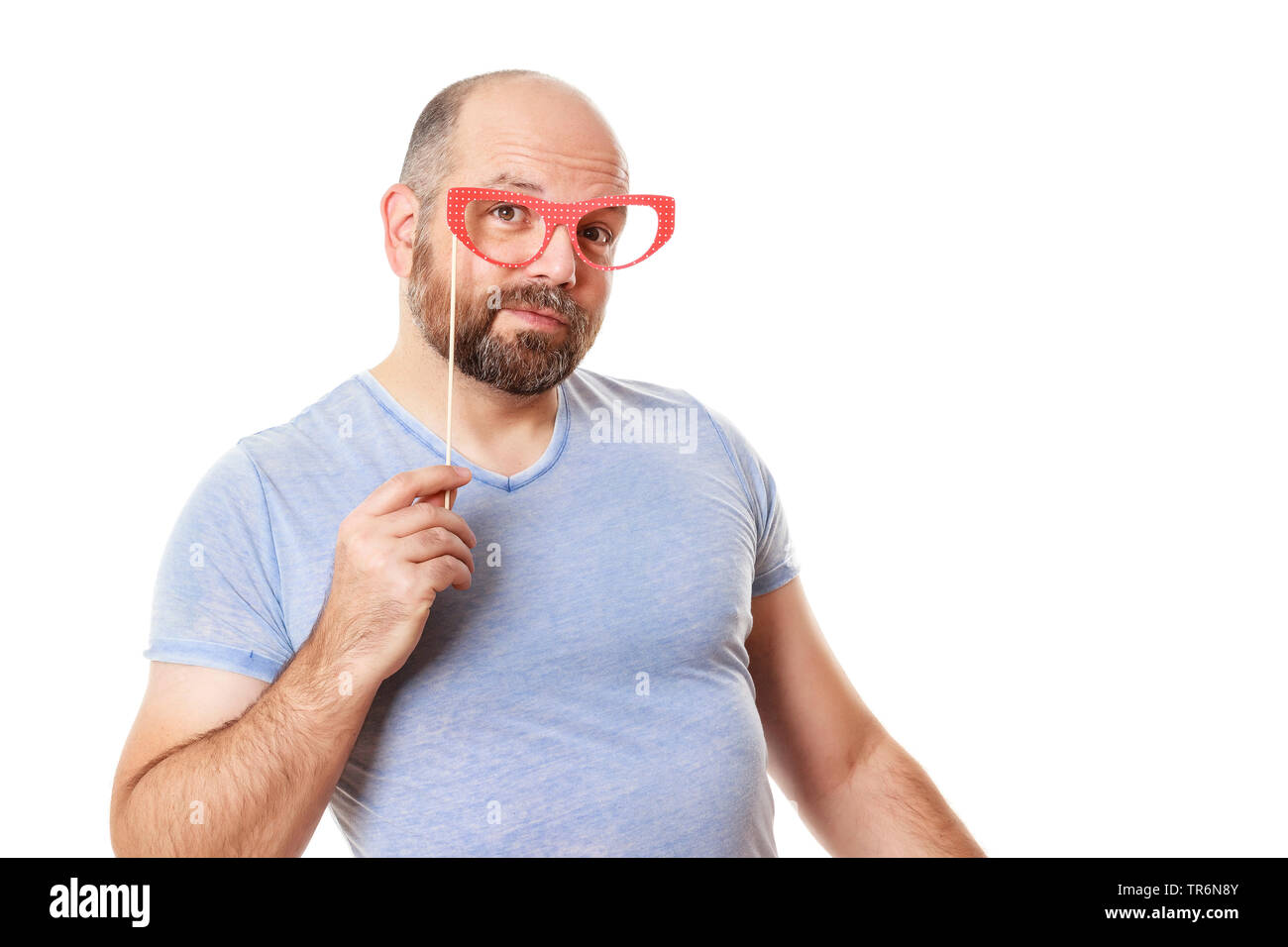 Älterer Mann im blauen T-Shirt mit Papier Brillen an Karneval, Deutschland Stockfoto