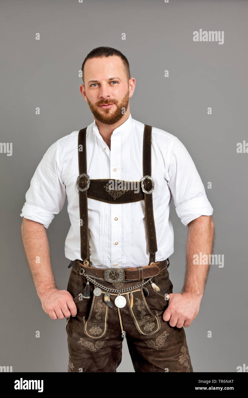 Menschen in bayerischen Trachten mit den Händen in den Hosentaschen, Deutschland, Bayern Stockfoto