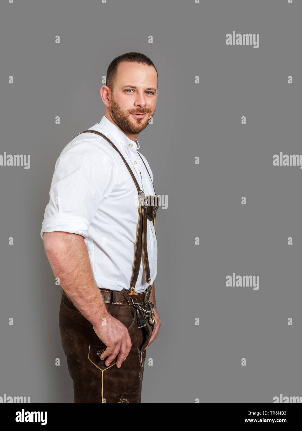 Menschen in bayerischen Trachten mit den Händen in den Hosentaschen, Deutschland, Bayern Stockfoto