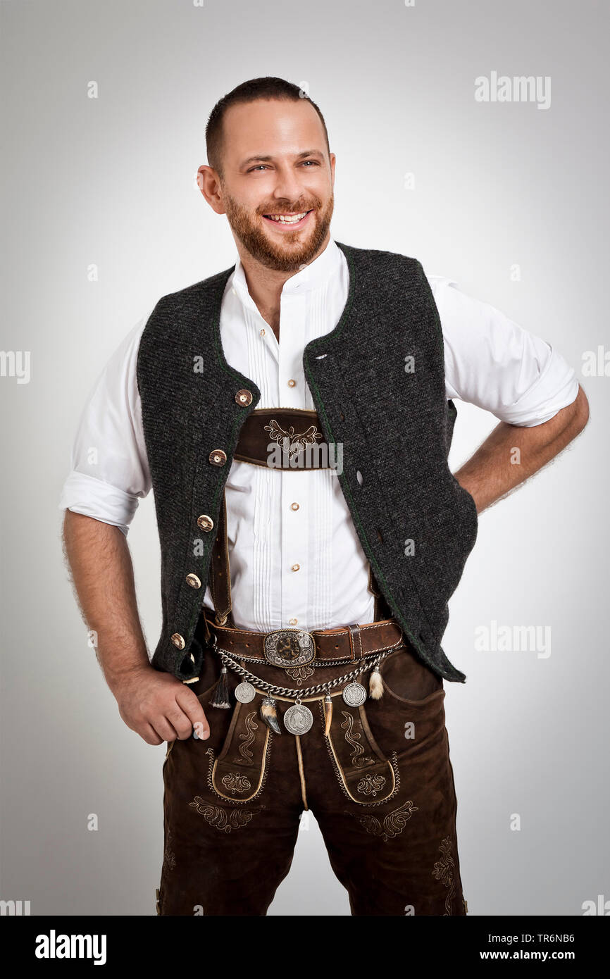 Menschen in bayerischen Trachten mit den Händen in den Hosentaschen, Deutschland, Bayern Stockfoto