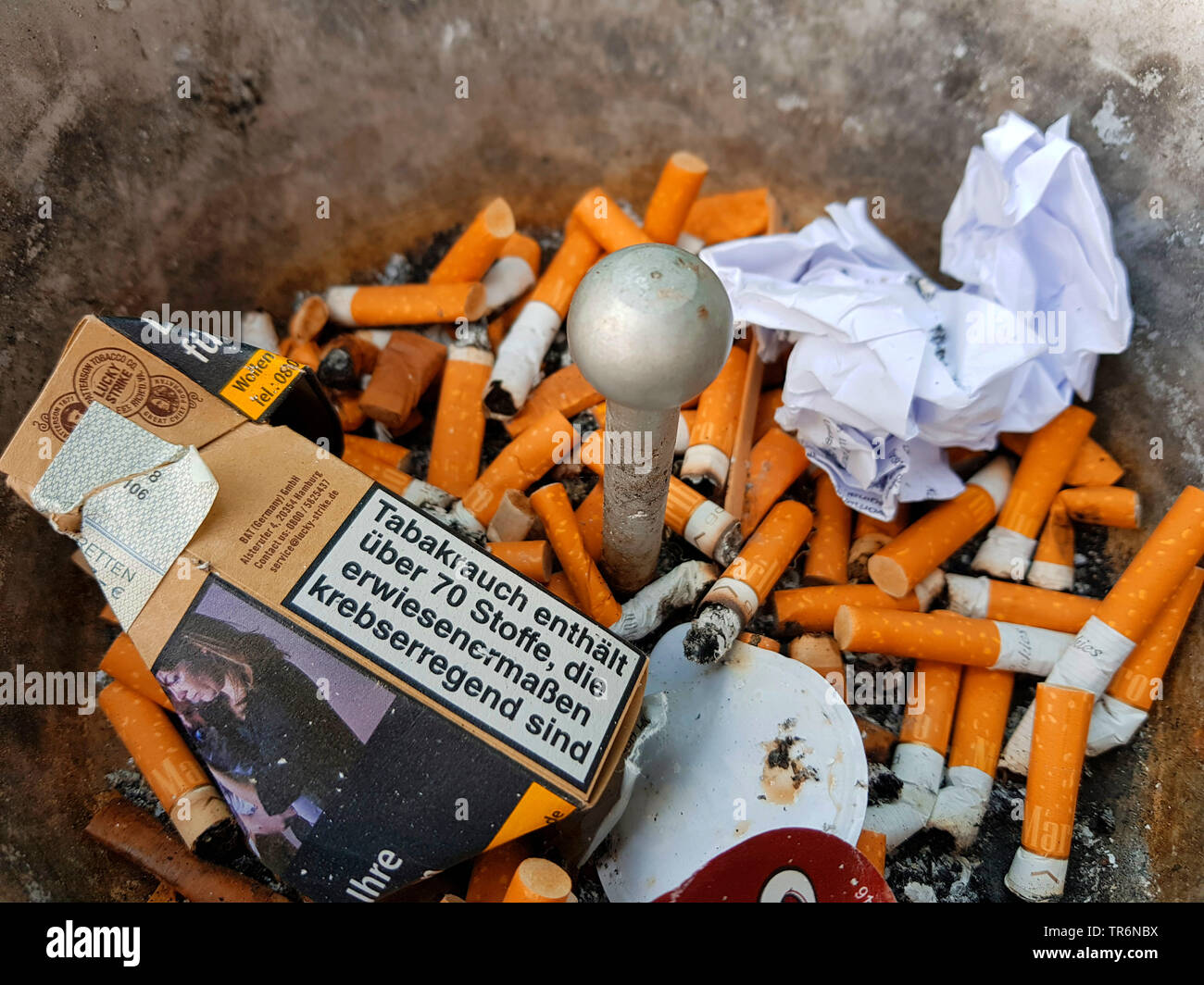 Zigarettenkippen in einem Aschenbecher, Deutschland Stockfoto